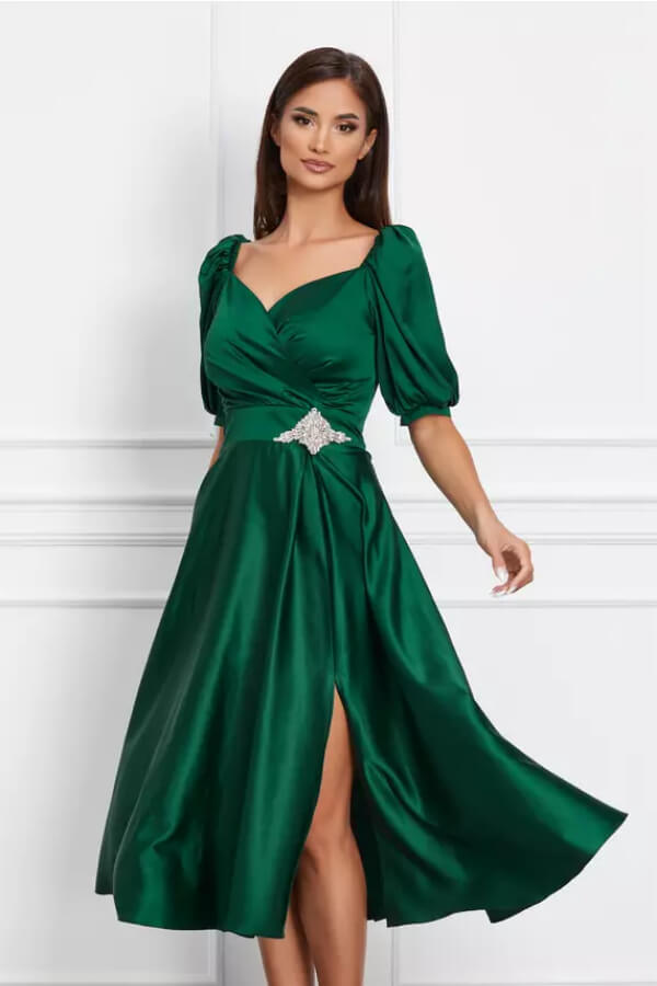 rochie eleganta verde in clos din satin cu aplicatie in talie