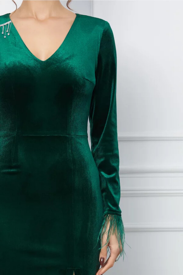 rochie de ocazie verde smarald din catifea cu pene la maneci