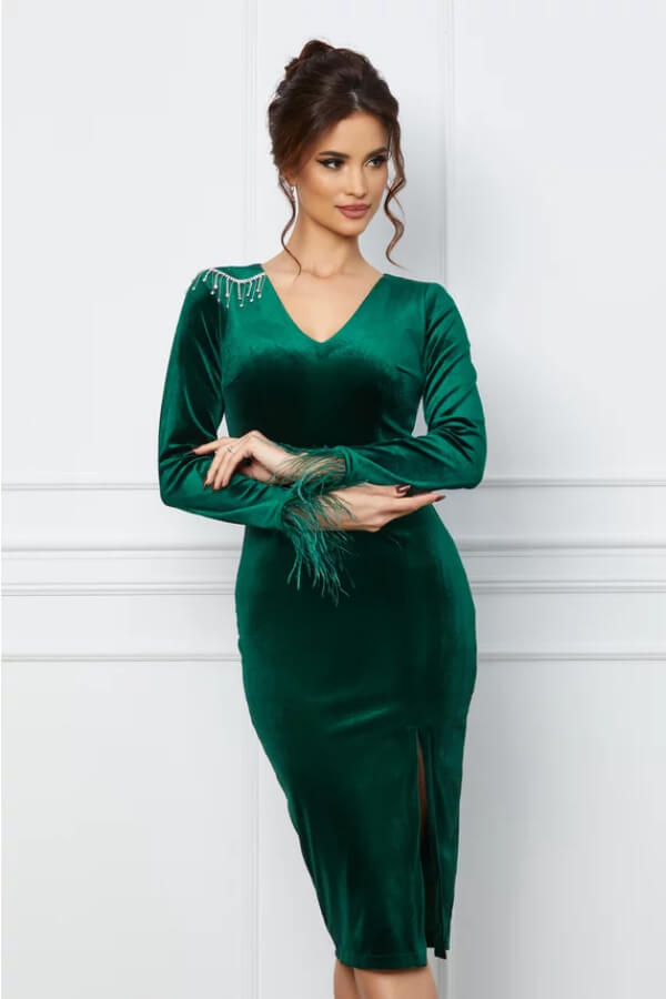 rochie de seara verde smarald din catifea cu pene la maneci